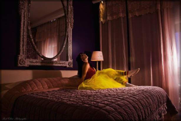 Femme sur un lit