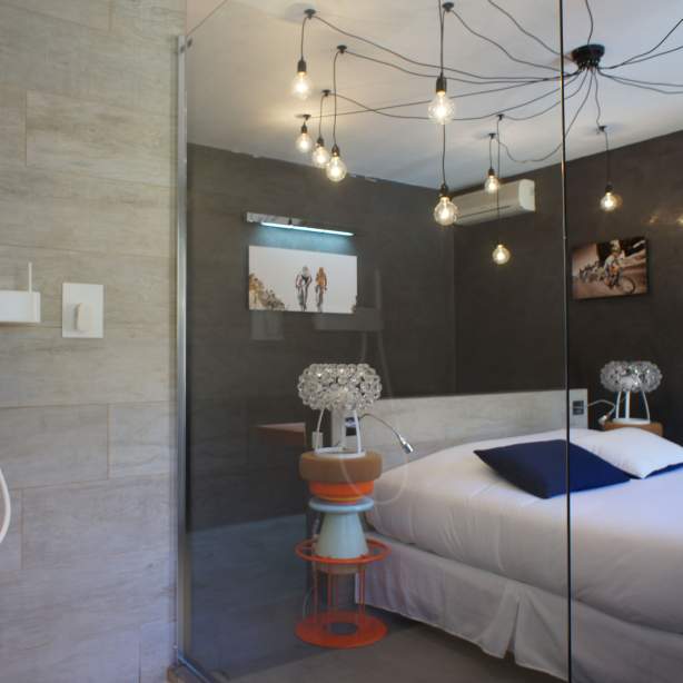 Chambre Confort Plus Vue Patio Hôtel Logis de France Design Vaucluse - Hôtel des Pins