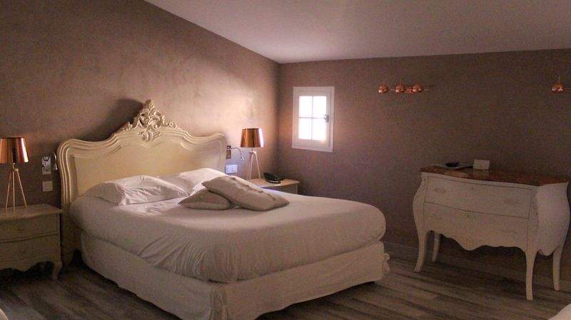 Chambre Confort Quadruple Hôtel Charme au Coeur du Vaucluse - Hôtel des Pins