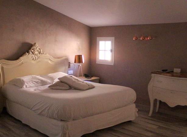 Chambre Confort Quadruple Hôtel Charme au Coeur du Vaucluse - Hôtel des Pins