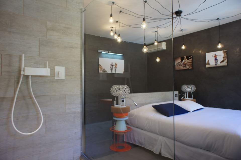 Chambre Confort Plus Vue Patio Hôtel Logis de France Design Vaucluse - Hôtel des Pins