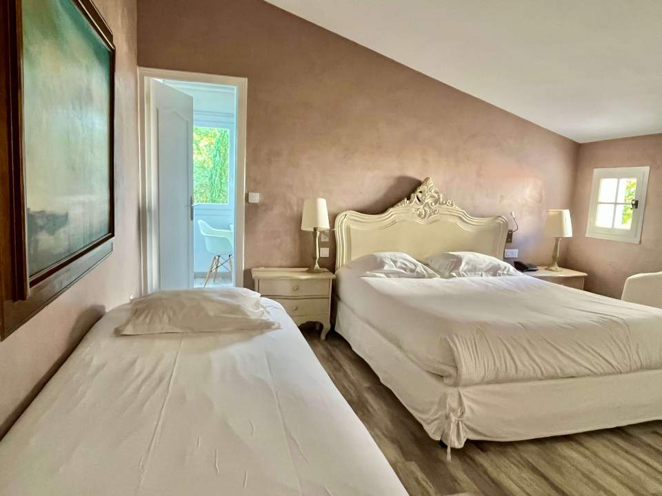 quadruple ou chambre trible hotel des pins